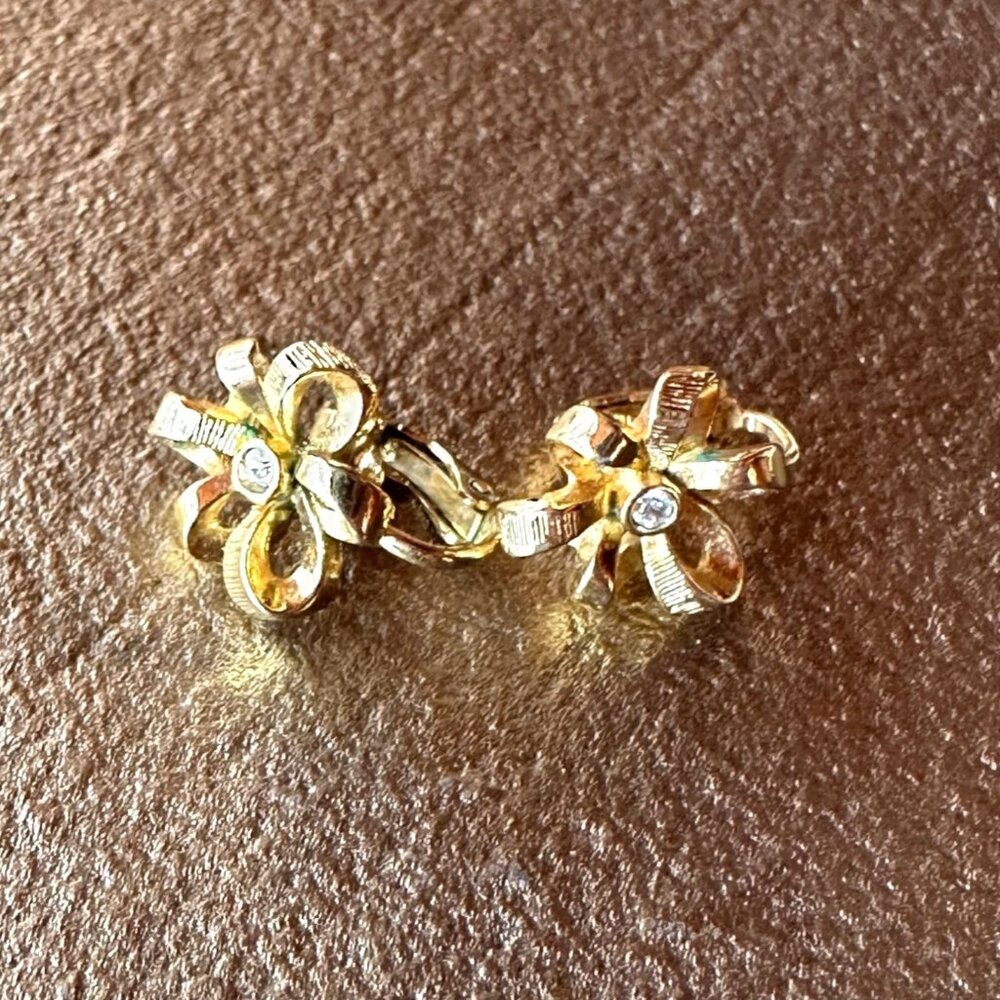 Vintage Gold-Tone Flower Clip-On Earrings With Rhinestone Accents Small Size - Picture 5 of 8